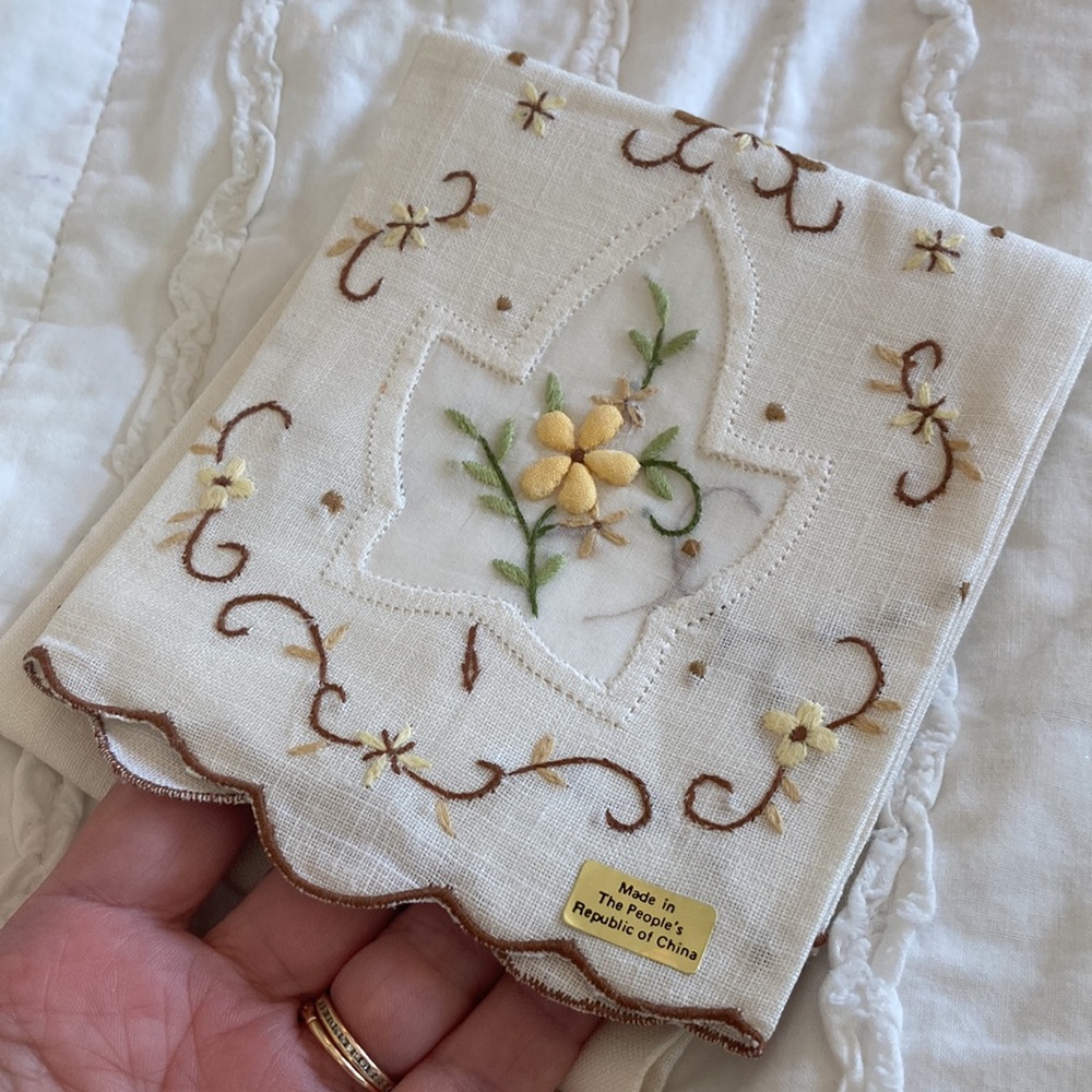 Embroidered Floral linen fingertip towel yellow brown white peoples rep China - Picture 8 of 8